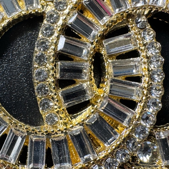 CHANEL PENDANT CLEAR CRYSTAL ON GOLD - Picture 8 of 17